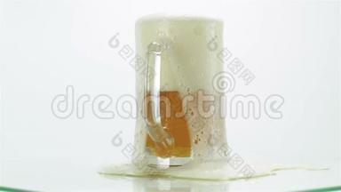 啤酒倒在玻璃里，背景是白色的. <strong>啤酒节</strong>庆祝<strong>活动</strong>。